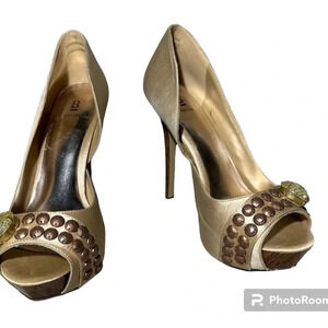 Bakers Sonya Taupe High Heel Faux Wood Grain Heel Studs & Diamond accents Size 8